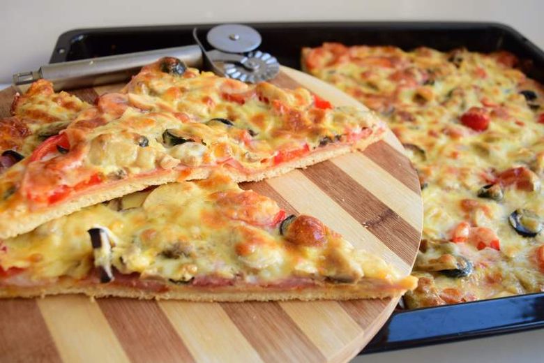 Un altfel de Pizza – Amestecați totul și lăsați 20 minute la cuptor Un altfel de Pizza – Amestecați totul și lăsați 20 minute la cuptor