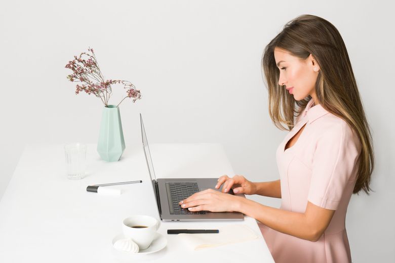 Videochat-ul, un job tot mai ofertant – cum faci insa diferentele intre studiouri