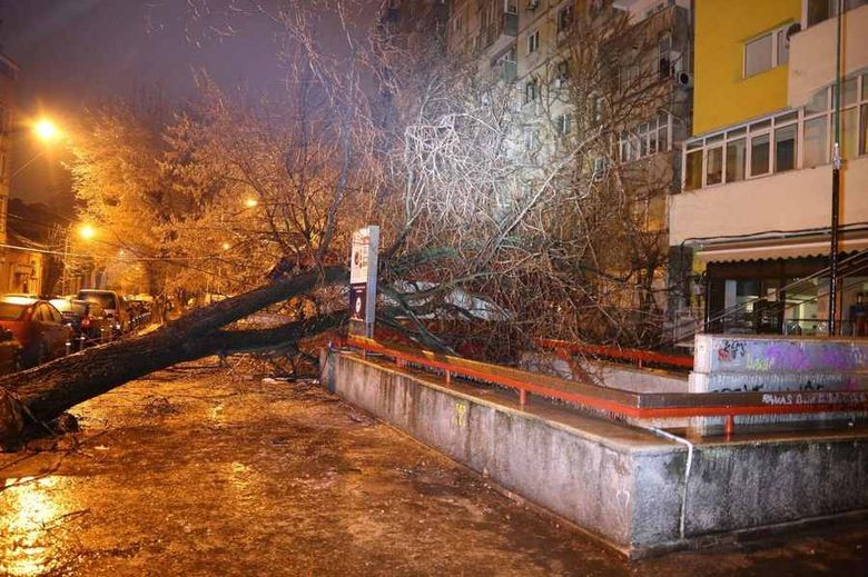 VREMEA. Fenomenele meteo fac în continuare ravagii. Peste 1.800 de cazuri gestionate de ISU București-Ilfov și 220 de maşini avariate