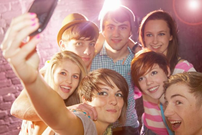 Pierderea virginităţii stârneşte cele mai multe curiozităţi printre adolescenţii români: ce alte întrebări au despre sex
