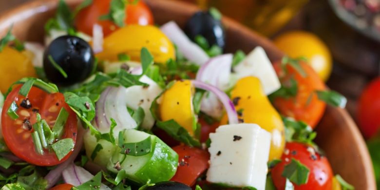 Salată grecească “5 minute”. Gustoasă, ieftină si sănătoasă