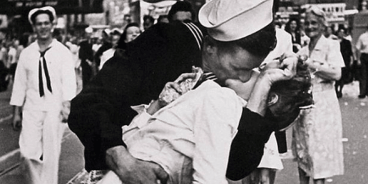 A murit George Mendonsa, omul care apare în una dintre cele mai celebre fotografii din istorie