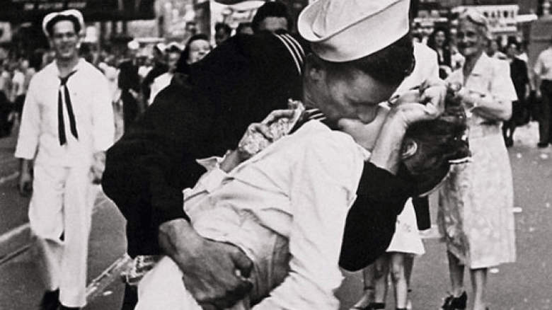 A murit George Mendonsa, omul care apare în una dintre cele mai celebre fotografii din istorie A murit George Mendonsa, omul care apare în una dintre cele mai celebre fotografii din istorie