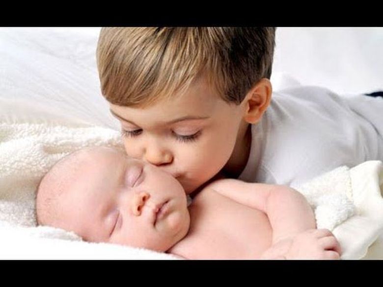 Cum sa eviti gelozia cand apare un fratior