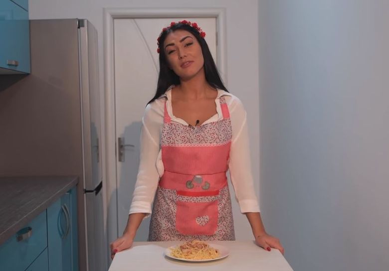 Andreea, fosta concurentă de la Puterea Dragostei,  s-a apucat de…gătit! Iată rețeta ei de paste carbonara VIDEO