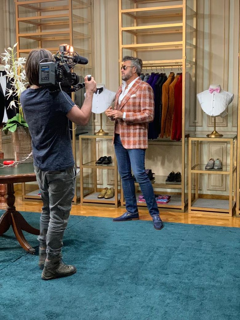 Cum a debutat Cătălin Botezatu in modă şi care este legătura momentului cu soţii Ceauşescu? “Erau mulţi Securişti care ne verificau până şi in pantofi” Cum a debutat Cătălin Botezatu in modă şi care este legătura momentului cu soţii Ceauşescu? “Erau mulţi Securişti care ne verificau până şi in pantofi”