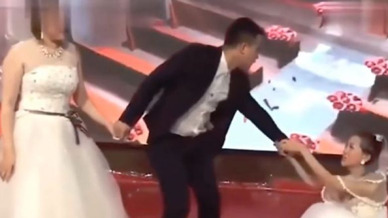Mireasa a rămas șocată, când a văzut că fosta iubită a soţului ei a venit la nuntă: ”Te rog să te întorci la mine”