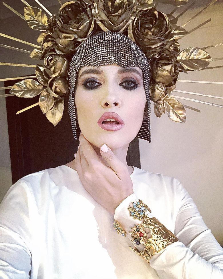 Iulia Albu, apariţie wow la un eveniment monden. Este bruneta şi poartă o rochie deosebită! Nici nu zici ca e ea