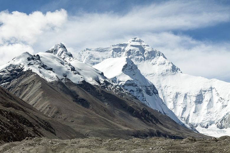 Un alpinist a murit pe Everest după ce a ajuns în vârf Un alpinist a murit pe Everest după ce a ajuns în vârf