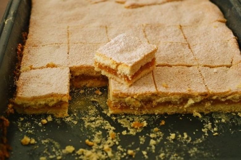Reţetă delicioasă: prăjitură cu mere, pentru leneşi, gata în doar câteva minute Reţetă delicioasă: prăjitură cu mere, pentru leneşi, gata în doar câteva minute