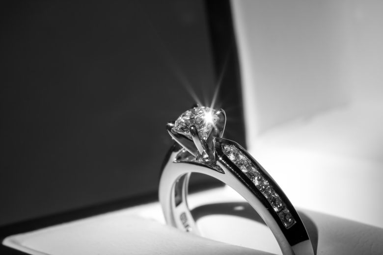 La ce aspecte să fii atent atunci când cumperi un inel de logodnă cu diamant La ce aspecte să fii atent atunci când cumperi un inel de logodnă cu diamant