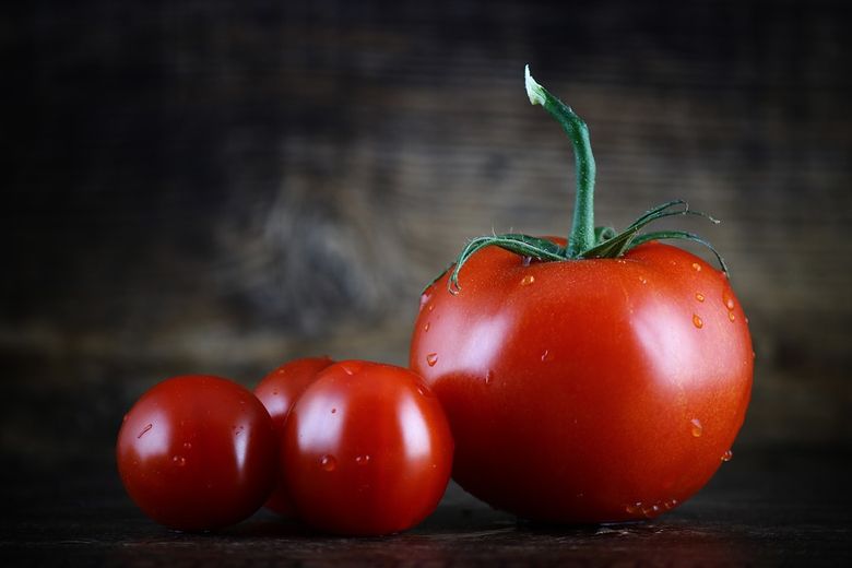Roșii tratate cu chimicale, vândute în piețele din România. Cum le recunoști Roșii tratate cu chimicale, vândute în piețele din România. Cum le recunoști