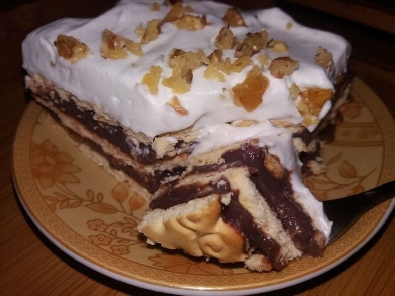 Prăjitură rapidă cu biscuiți și frișcă - simplă, delicioasă și fără coacere! Prăjitură rapidă cu biscuiți și frișcă - simplă, delicioasă și fără coacere!