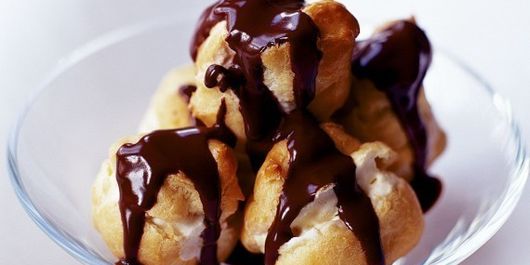 Profiterol cu îngheţată şi glazură de ciocolată şi espresso! Încearcă reţeta asta de vară!