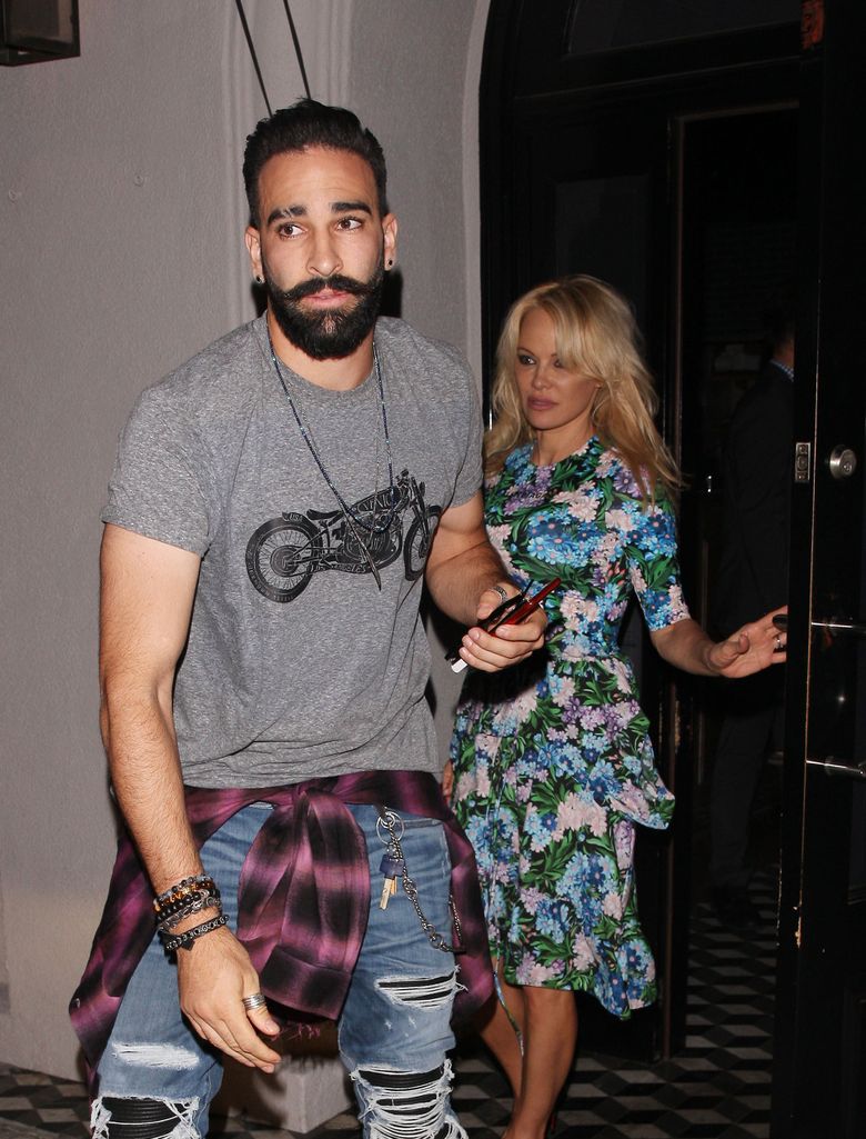 Pamela Anderson s-a desparțit de iubitul mai tânăr cu 19 ani Pamela Anderson s-a desparțit de iubitul mai tânăr cu 19 ani