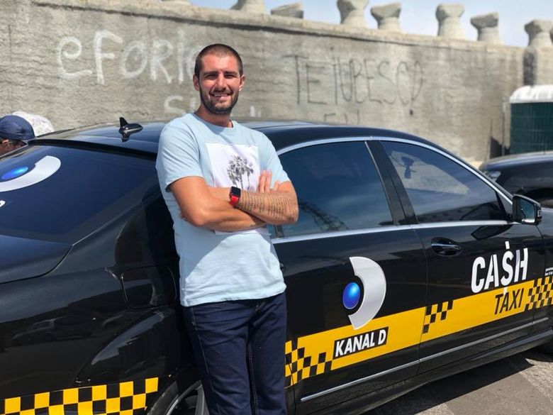 Catalin Cazacu porneste motoarele “Cash Taxi”, intr-un nou sezon. Emisiunea va fi difuzata in fiecare miercuri, la ora 23:00, la Kanal D! Catalin Cazacu porneste motoarele “Cash Taxi”, intr-un nou sezon. Emisiunea va fi difuzata in fiecare miercuri, la ora 23:00, la Kanal D!