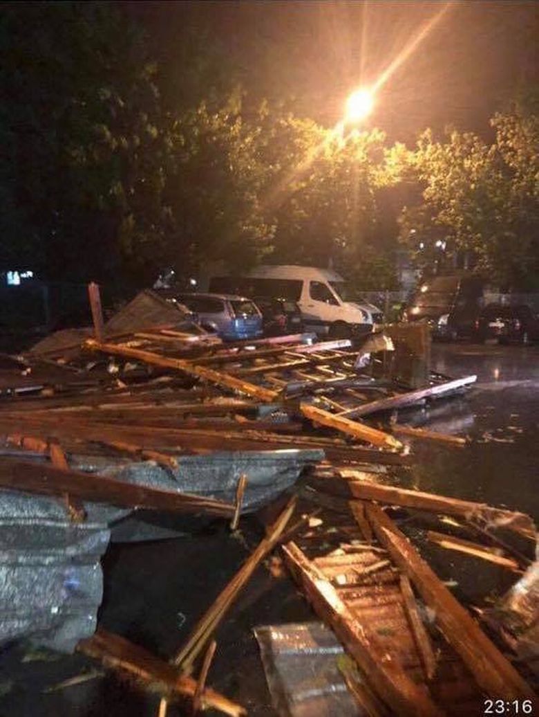 Furtuna a făcut prăpăd în mai multe orașe din sudul țării Furtuna a făcut prăpăd în mai multe orașe din sudul țării