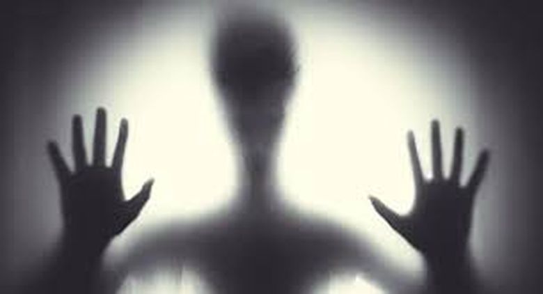 Semne care îţi arată că ai în casă spiritul unui om mort. Trebuie să ai mare grijă!