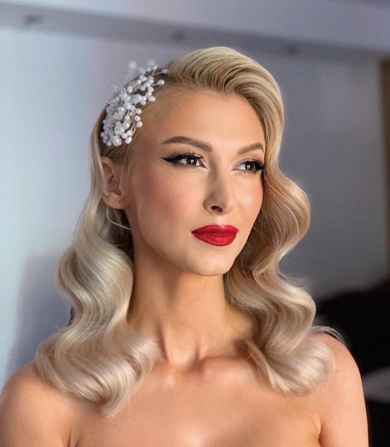 Andreea Bălan s-a măritat! Ce accesoriu al vedetei a făcut furori la cununia civilă Andreea Bălan s-a măritat! Ce accesoriu al vedetei a făcut furori la cununia civilă
