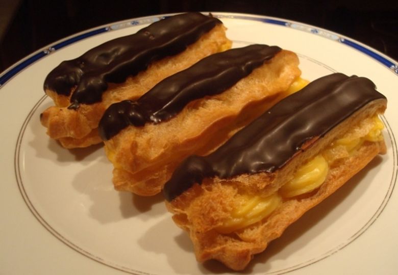 Rețeta zilei: eclere. Cum se gătesc cele mai delicioase prăjituri, în doar câțiva pași Rețeta zilei: eclere. Cum se gătesc cele mai delicioase prăjituri, în doar câțiva pași