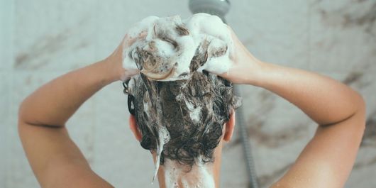 De ce să pui sare în şampon? Răspunsul te va șoca!