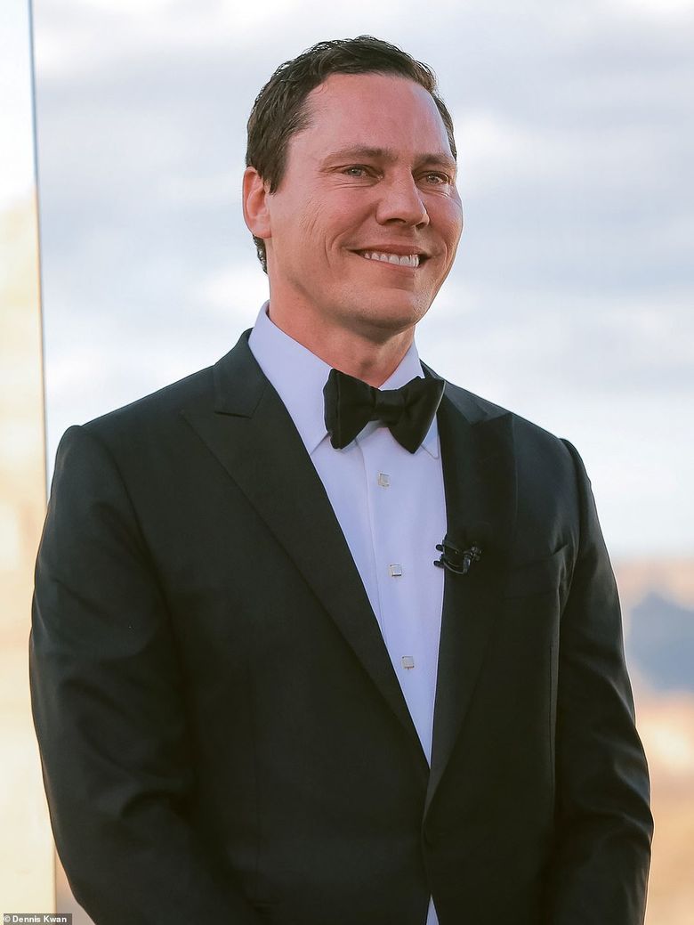 Tiesto s-a căsătorit! Celebrul DJ a renunțat la burlăcie! Cât de frumoasă e mireasa! IMAGINI fabuloase de la nuntă. GALERIE FOTO Tiesto s-a căsătorit! Celebrul DJ a renunțat la burlăcie! Cât de frumoasă e mireasa! IMAGINI fabuloase de la nuntă. GALERIE FOTO