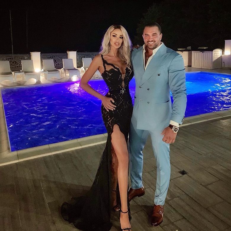 E incredibil ce fac Bianca Drăguşanu şi Alex Bodi la miezul nopţii! Cei doi trag împreună de fiare! E incredibil ce fac Bianca Drăguşanu şi Alex Bodi la miezul nopţii! Cei doi trag împreună de fiare!
