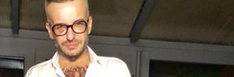 Scene HALUCINANTE la mormântul lui Răzvan Ciobanu! Un bărbat misterios plânge în hohote după designer şi vorbeşte singur! "L-am întrebat dacă pot să-l ajut cu ceva" EXCLUSIV! Scene HALUCINANTE la mormântul lui Răzvan Ciobanu! Un bărbat misterios plânge în hohote după designer şi vorbeşte singur! "L-am întrebat dacă pot să-l ajut cu ceva" EXCLUSIV!