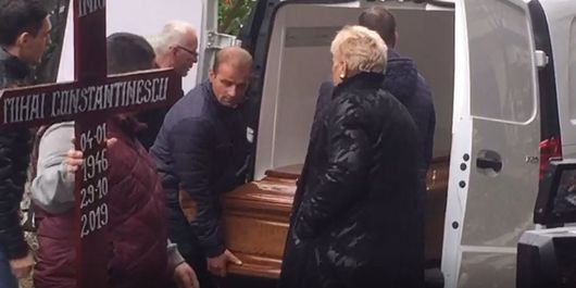 Primele imagini cu sicriul lui Mihai Constantinescu! Momente dramatice: trupul artistului a ajuns la biserică