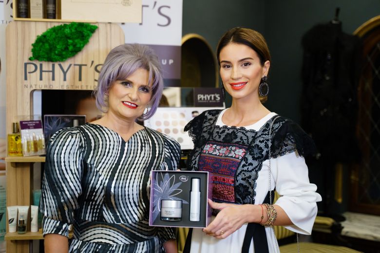 Antonia Nae, singurul designer român premiat în cadrul London Fashion Week, şi-a deschis showroom! Uite cum s-au îmbrăcat Rona Hartner, Cristina Cioran şi Diana Munteanu la eveniment! Antonia Nae, singurul designer român premiat în cadrul London Fashion Week, şi-a deschis showroom! Uite cum s-au îmbrăcat Rona Hartner, Cristina Cioran şi Diana Munteanu la eveniment!