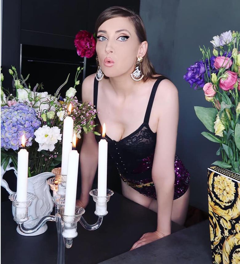 Câţi bani câştigă, cu adevărat, Iulia Albu! În doar 10 luni a bifat un profit consistent! Câţi bani câştigă, cu adevărat, Iulia Albu! În doar 10 luni a bifat un profit consistent!