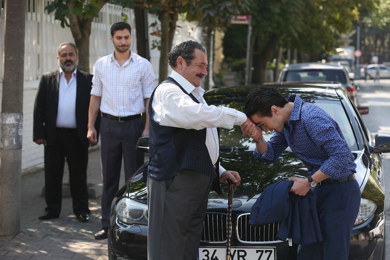 Ce spune actorul Tarik Papuccoglu, batranul Yakup, despre rolul pe care il interpreteaza in serialul turcesc „Gulperi”? Ce spune actorul Tarik Papuccoglu, batranul Yakup, despre rolul pe care il interpreteaza in serialul turcesc „Gulperi”?