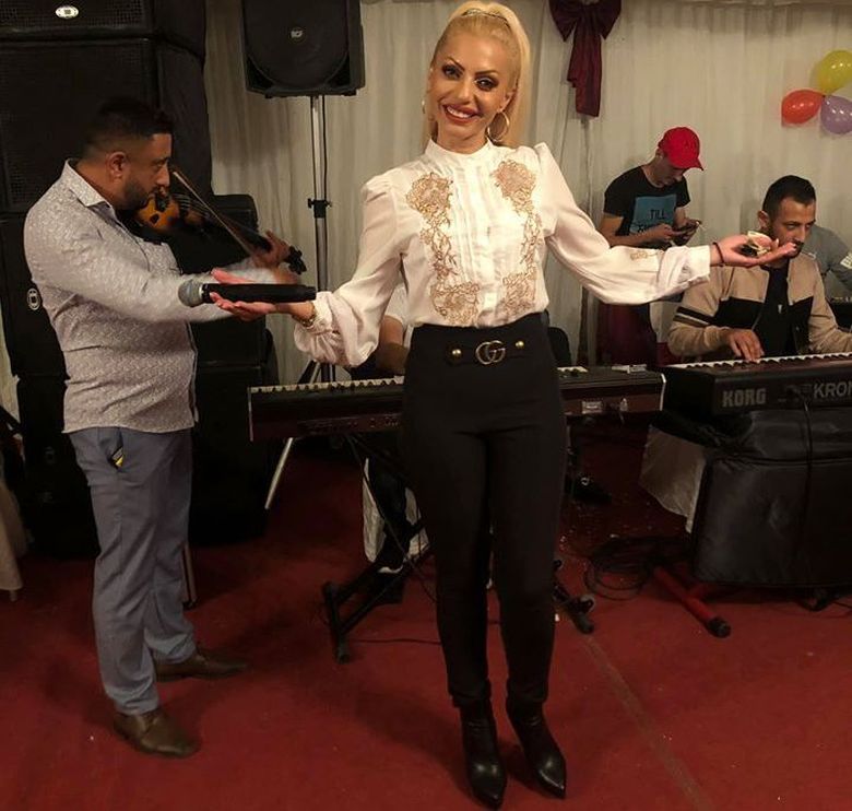 Nicoleta Guță a leșinat pe scenă! A fost dusă cu ambulanța la spital Nicoleta Guță a leșinat pe scenă! A fost dusă cu ambulanța la spital