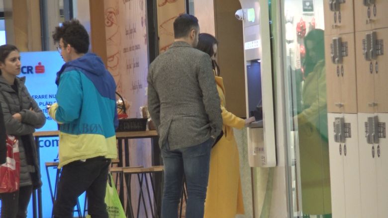 Mădălin Ionescu și Cristina Șișcanu, scene amuzante la bancomat. Avem imagini fabuloase cu cei doi care demonstreaza cine e "șefu' la bani" în celebrul cuplu de prezentatori tv | VIDEO EXCLUSIV Mădălin Ionescu și Cristina Șișcanu, scene amuzante la bancomat. Avem imagini fabuloase cu cei doi care demonstreaza cine e "șefu' la bani" în celebrul cuplu de prezentatori tv | VIDEO EXCLUSIV