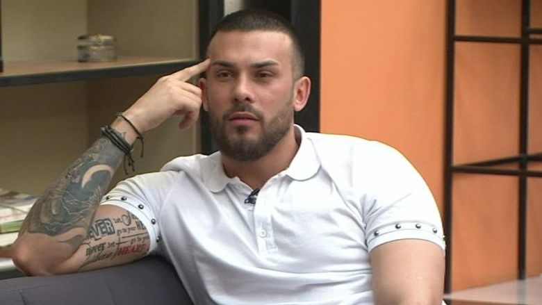 Alex Bobicioiu se întoarce la Puterea Dragostei pentru Ella, însă a petrecut de Revelion în brațele altei concurente Alex Bobicioiu se întoarce la Puterea Dragostei pentru Ella, însă a petrecut de Revelion în brațele altei concurente