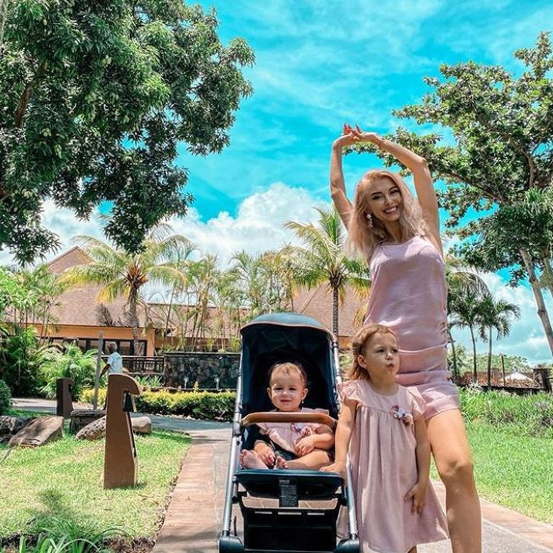 Andreea Bălan și fetițele în vacanță