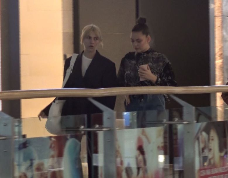 Cât de frumoasă este sora mai mică a Lidiei Buble! Cele două tinere au fost surprinse la cumpărături în mall Cât de frumoasă este sora mai mică a Lidiei Buble! Cele două tinere au fost surprinse la cumpărături în mall