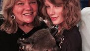 MAma cântăreței Taylor Swift suferă de o tumoră gravă pe creier