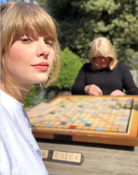 MAma c&acirc;ntăreței Taylor Swift suferă de o tumoră gravă pe creier