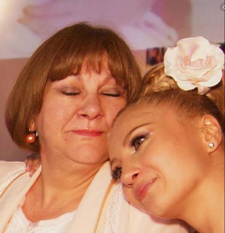 Lora a făcut un anunţ cutremurător! Mama ei a murit! "Drum lin" Lora a făcut un anunţ cutremurător! Mama ei a murit! "Drum lin"