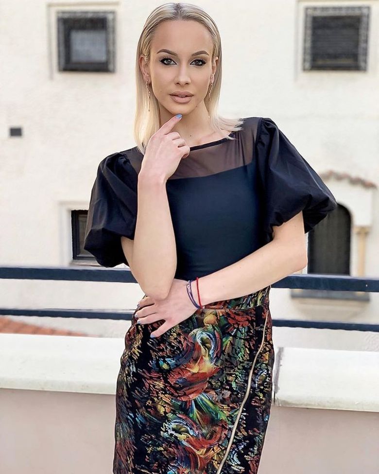 Sandra Izbaşa a pozat cu un decolteu generos în timp ce a făcut şpagatul! Sandra Izbaşa a pozat cu un decolteu generos în timp ce a făcut şpagatul!