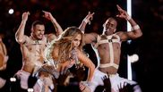 Jennifer Lopez și Shakira, spectacol incendiar la 50 și 43 de ani