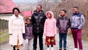 Asta-i Romania!  Familie de africani traieste in satul Chinari, Mures