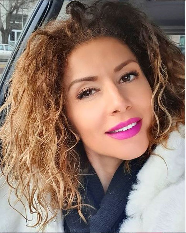 Carmen Brumă a ieşit pe stradă în costum de baie şi s-a pozat...în zăpadă! Cei care au văzut-o au rămas fără cuvinte!