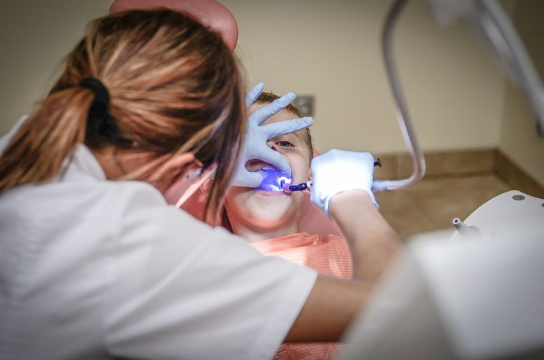 5 probleme frecvente care îți pot da dureri dentare 
