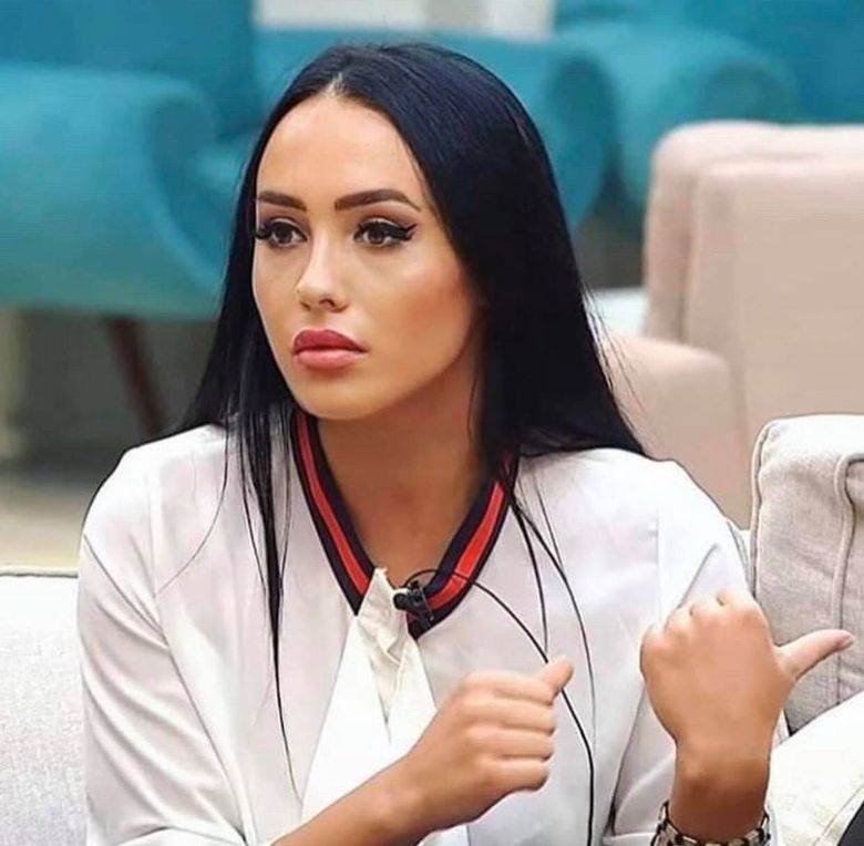Deși se zvonește că Ella este într-o relație cu Alex Bodi, bruneta s-a pozat la Jador în... Ce se întâmplă între cei doi? Deși se zvonește că Ella este într-o relație cu Alex Bodi, bruneta s-a pozat la Jador în... Ce se întâmplă între cei doi?