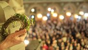 Duminica Floriilor. Traditii si superstitii de Florii: De ce e bine sa te speli pe cap cu apa sfintita