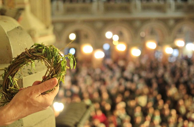 Duminica Floriilor. Traditii si superstitii de Florii: De ce e bine sa te speli pe cap cu apa sfintita
