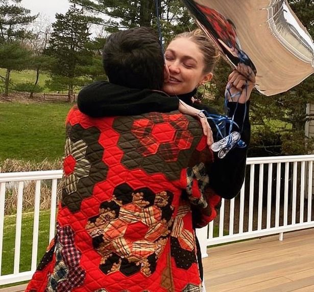 gigi hadid, zayn malik, gigi hadid gravidă, mama vedetei, cea mai sexy blondă