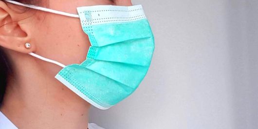 Qatar: Pedeapsă de până la trei ani de închisoare pentru nepurtarea măştii